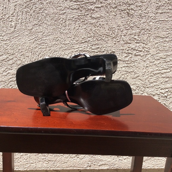 Classic Black & White Slide Sandals - Picture 8 of 8